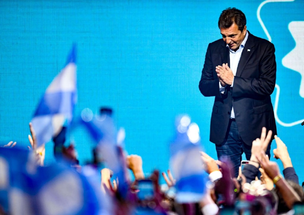 Sergio Massa fue el candidato más votado en las elecciones presidenciales de Argentina y definirá en un balotaje con Javier Milei.