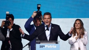 Sergio Massa fue el candidato más votado en las elecciones generales de Argentina y definirá la presidencia en un balotaje con Javier Milei.