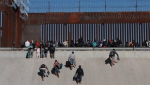 Migrantes se acercan al muro fronterizo en Ciudad Juárez, México, el miércoles 21 de diciembre de 2022, al otro lado de la frontera de El Paso, Texas.
