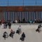 Migrantes se acercan al muro fronterizo en Ciudad Juárez, México, el miércoles 21 de diciembre de 2022, al otro lado de la frontera de El Paso, Texas.
