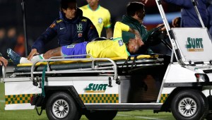 Neymar sufrió una dura lesión con Brasil.