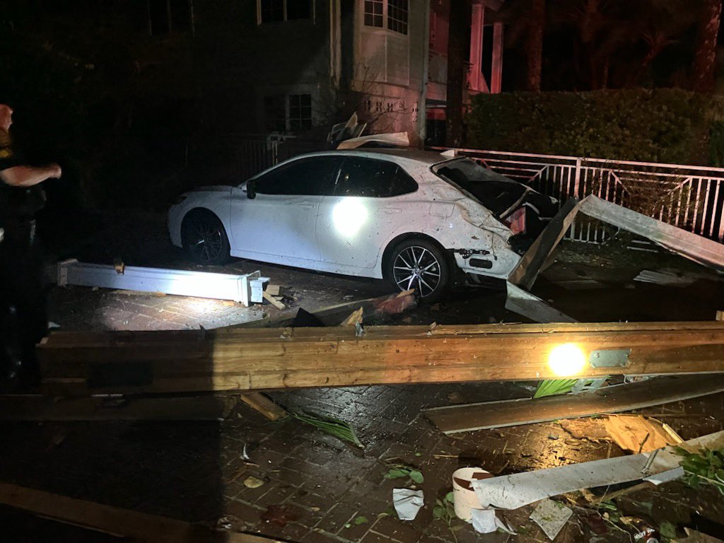 Tornados dañaron casas y automóviles en Florida 