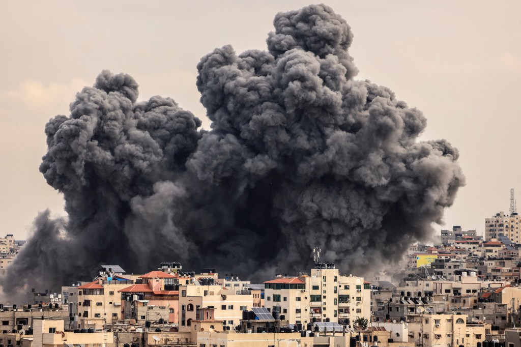 Una columna de humo se eleva en el cielo sobre la ciudad de Gaza durante un ataque aéreo israelí el 9 de octubre de 2023. (Crédito: Mahmud Hams/AFP/Getty Images)