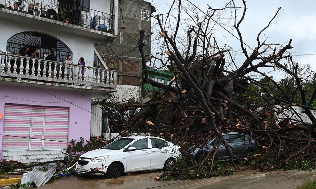 Vista de los daños causados ​​tras el paso del huracán Otis en Acapulco, Guerrero, México. ( FRANCISCO ROBLES/AFP via Getty Images)