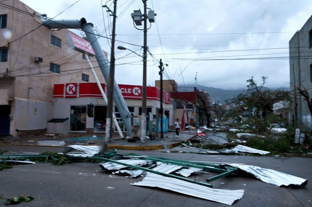 Vista de los daños causados ​​tras el paso del huracán Otis en Acapulco, Estado de Guerrero, México. (FRANCISCO ROBLES/AFP via Getty Images)