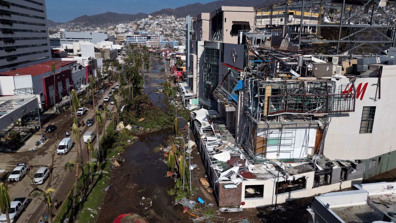 Vista de los daños causados ​​tras el paso del huracán Otis en Acapulco, Guerrero, México, el 26 de octubre de 2023. (Foto de RODRIGO OROPEZA/AFP vía Getty Images)