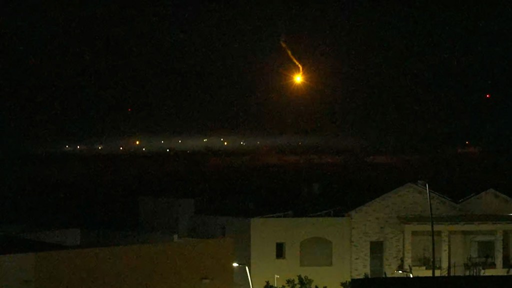 Se observan varias bengalas luminosas flotando a la distancia, mientras que se escuchan disparos de ametralladoras en la frontera de Israel y Gaza. (Crédito: CNN)
