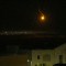 Se observan varias bengalas luminosas flotando a la distancia, mientras que se escuchan disparos de ametralladoras en la frontera de Israel y Gaza. (Crédito: CNN)