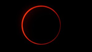 El efecto "anillo de fuego" causado durante el eclipse solar anular se ve desde Penonomé, Panamá, el 14 de octubre de 2023. (Foto de LUIS ACOSTA/AFP vía Getty Images)