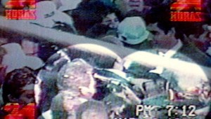 Captura tomada el 23 de marzo de 1994 de una transmisión de televisión que muestra un video de un aficionado donde el candidato presidencial de México Luis Donaldo Colosio está a punto de recibir un disparo en la cabeza, presutamante por parte de Mario Aburto. (Foto: TELEVISA/AFP vía Getty Images)