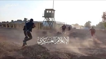 Una imagen de un video publicado por Hamas muestra a militantes avanzando hacia una base militar israelí en las afueras de Nahal Oz, Israel, el 7 de octubre.