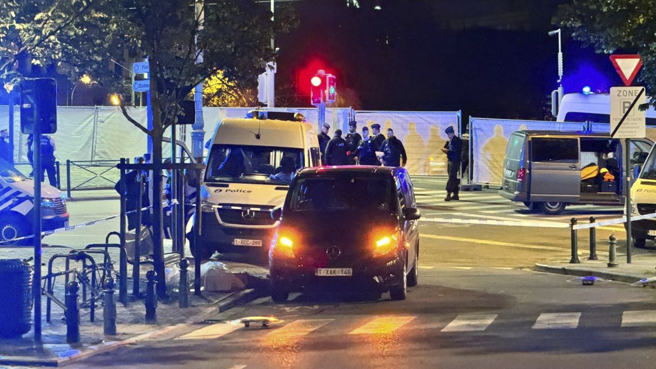 Belgijskie radio publiczne podało, że w wyniku postrzału zginęło dwóch obywateli Szwecji, a podejrzany uciekł
