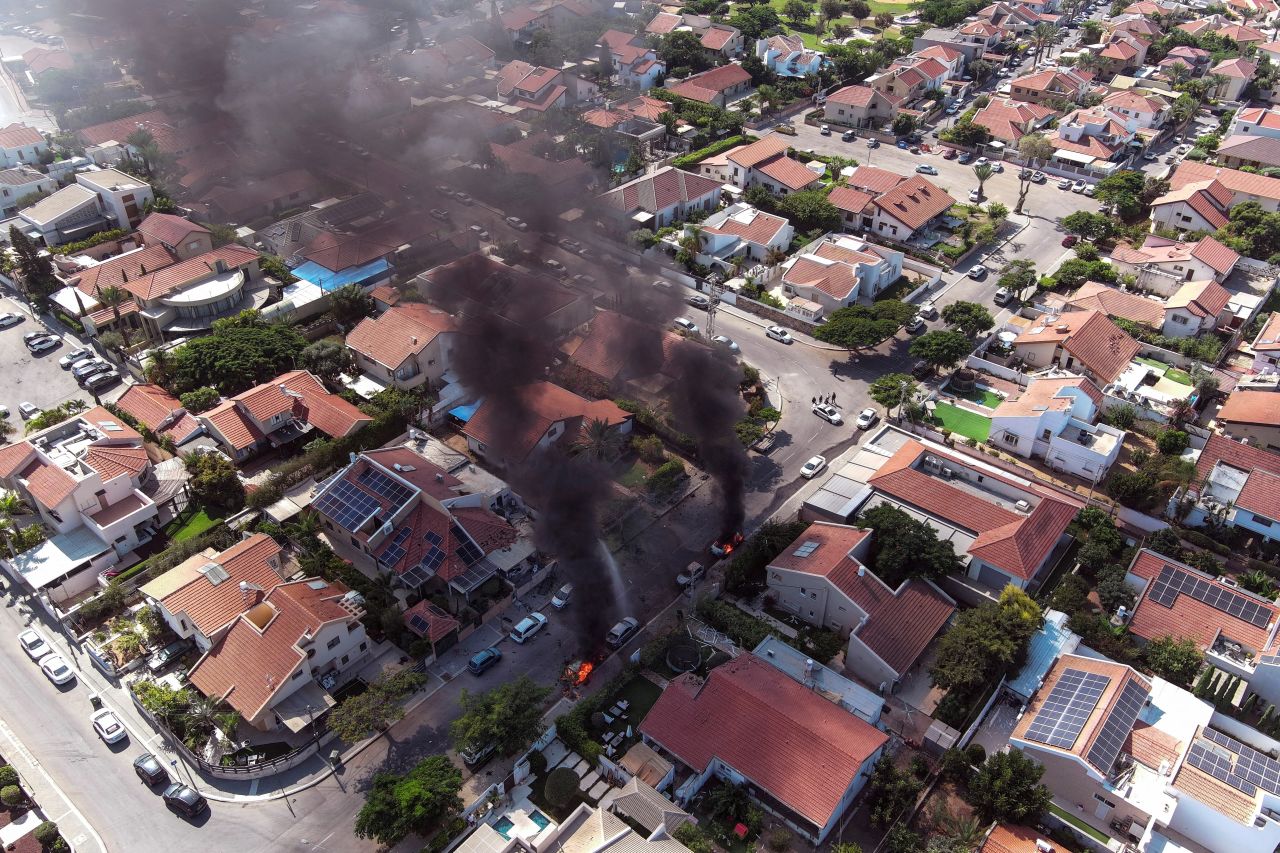 Una vista aérea muestra vehículos en llamas en Ashkelon, sur de Israel, el 7 de octubre. (Ilan Rosenberg/Reuters)