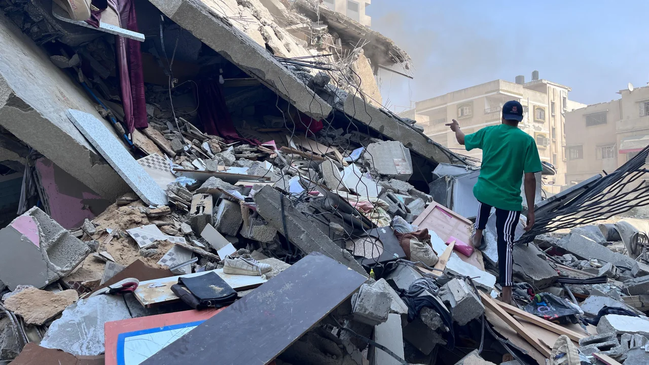 Secuelas de los ataques israelíes en Gaza el domingo. El Ministerio de Salud palestino dijo que 560 palestinos murieron allí. (Ibrahim Dahman/CNN)