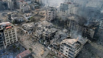 Una fotografía aérea muestra edificios muy dañados tras los ataques aéreos israelíes en la ciudad de Gaza el martes. (Crédito: Belal Al Sabbagh/AFP via Getty Images)