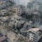 Una fotografía aérea muestra edificios muy dañados tras los ataques aéreos israelíes en la ciudad de Gaza el martes. (Crédito: Belal Al Sabbagh/AFP via Getty Images)