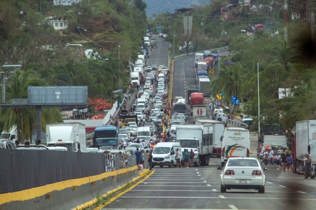 Se ven caravanas de automóviles en una carretera después de que el huracán Otis azotara Acapulco el 25 de octubre de 2023 en Acapulco, México. (Oscar Guerrero Ramirez/Getty Images)