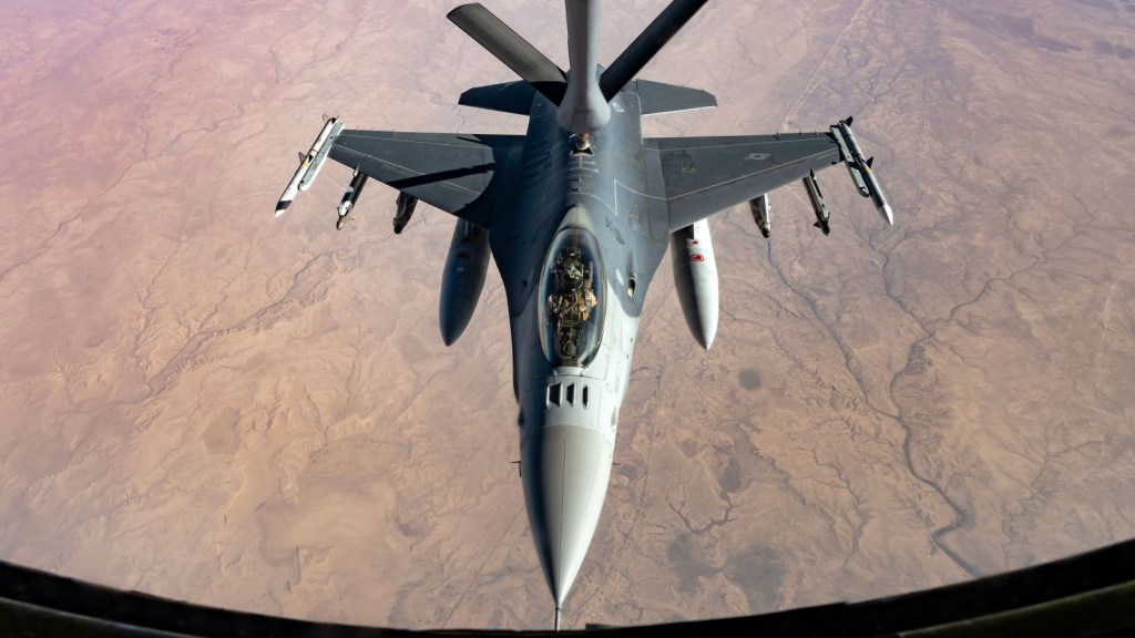 En esta fotografía de julio de 2021, un avión F-16 Fighting Falcon de la Fuerza Aérea de Estados Unidos se reabastece de combustible. (Senior Airman Taylor Crul/US Air Force)