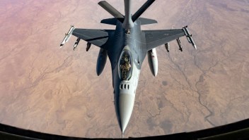 En esta fotografía de julio de 2021, un avión F-16 Fighting Falcon de la Fuerza Aérea de Estados Unidos se reabastece de combustible. (Senior Airman Taylor Crul/US Air Force)