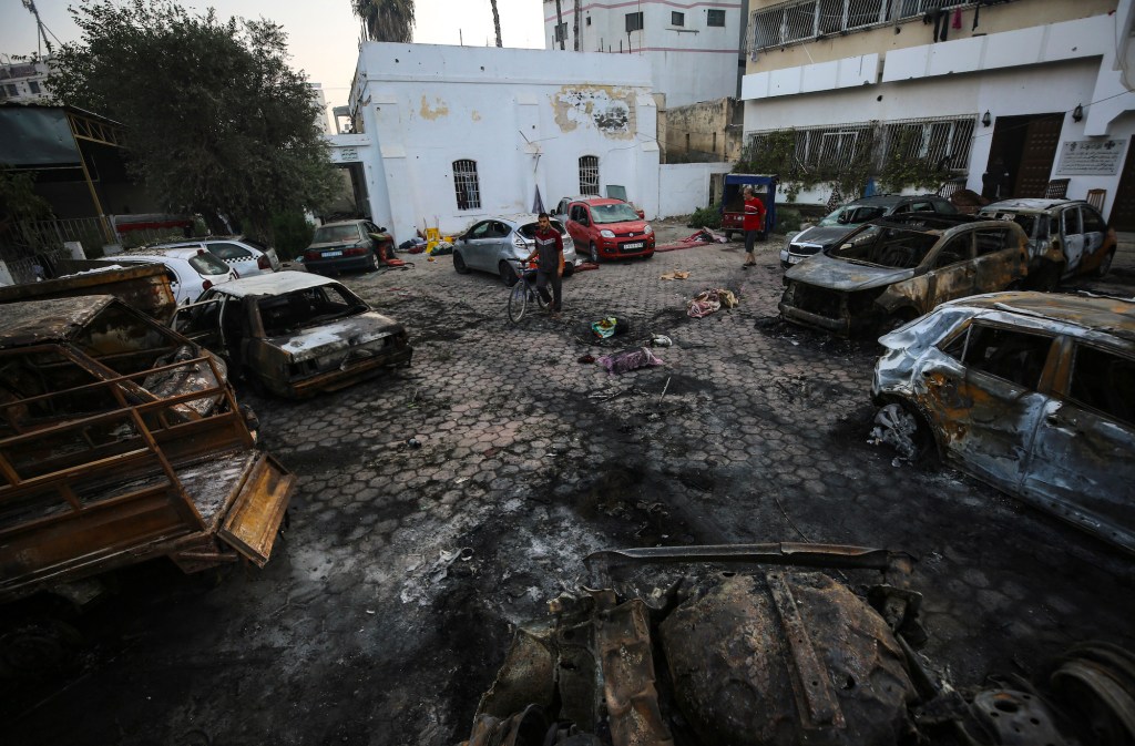 Lugar de la explosión en el hospital al-Ahli en la ciudad de Gaza el miércoles. Crédito: Abed Khaled/AP