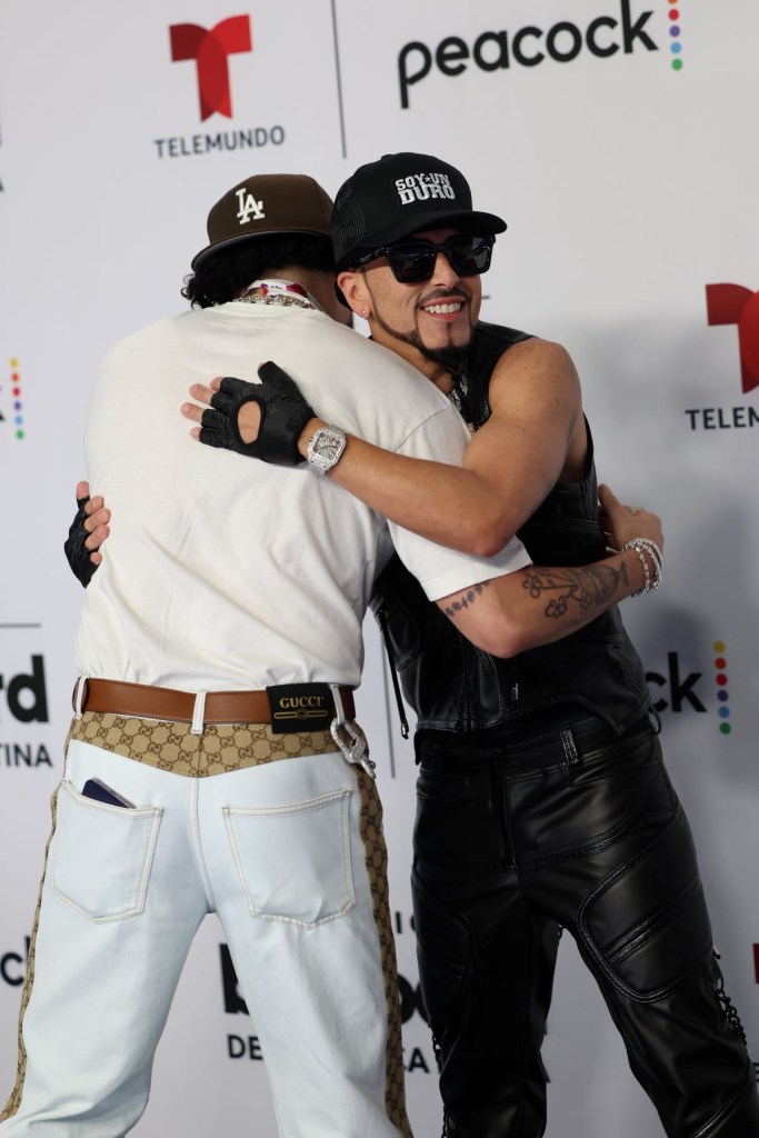 Bad Bunny y Yandel en la alfombra azul de los Billboard Latin Awards.