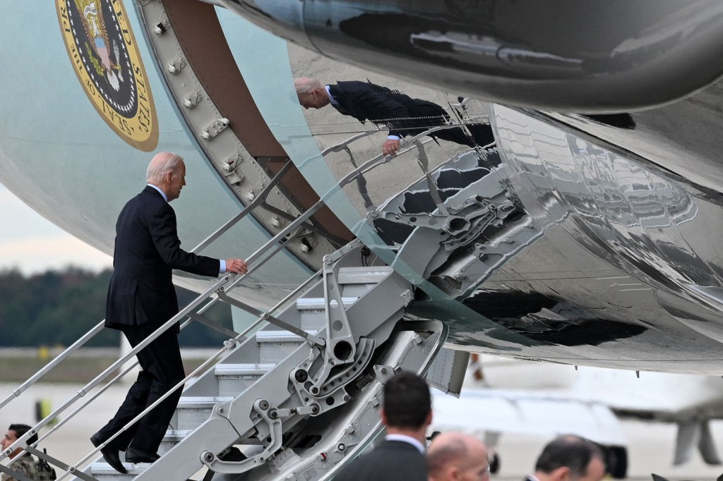 Biden aborda el Air Force One en la Base Conjunta Andrews en Maryland, el martes 17 de octubre, de camino a Israel. (Mandel Ngan/AFP/Getty Images)