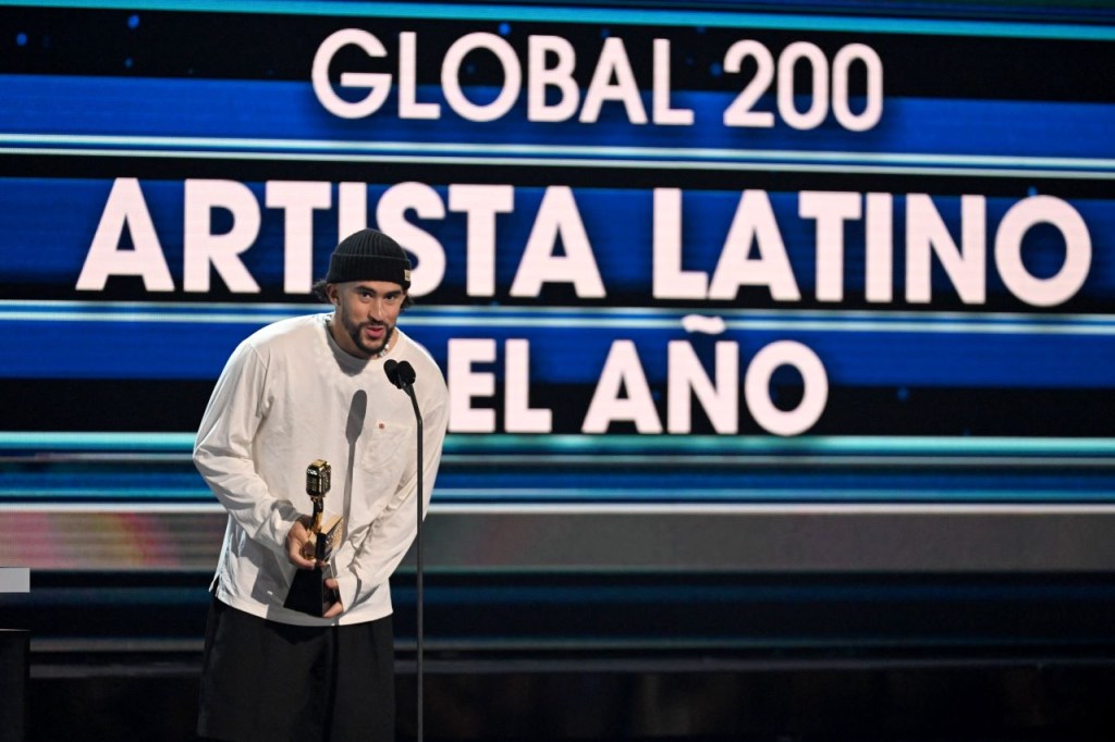 Bad Bunny recibe el premio Global 200 Artista latino del año en los Billboard Latin. (Crédito: Rodrigo Varela/Getty Images)