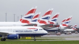 Los aviones operados por British Airways se alinean en la pista del aeropuerto Heathrow de Londres el viernes 31 de marzo de 2023. El vuelo BA165 desde este aeropuerto se aproximaba al aeropuerto internacional Ben-Gurion de Tel Aviv cuando fue llamado de regreso a Londres. (Crédito: Chris Ratcliffe/Bloomberg/Getty Images)