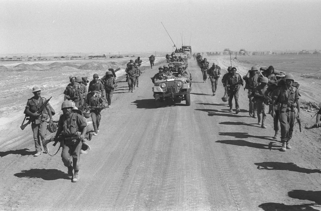 Paracaidistas israelíes marchan el 25 de octubre de 1973 por la carretera Suez-El Cairo, en la orilla occidental del Canal de Suez, durante la Guerra de Yom Kippur. (Crédito: Ilan Ron/GPO/Getty Images)