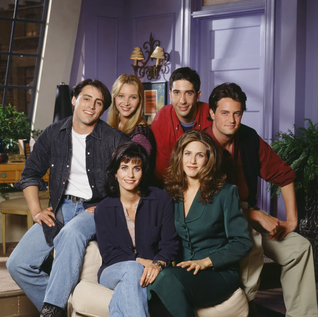 El elenco de 'Friends' en la temporada 1. (de izquierda a derecha) Matt LeBlanc, Lisa Kudrow, David Schwimmer, Matthew Perry (segunda fila) Courteney Cox y Jennifer Aniston. (Reisig & Taylor/NBCU Photo Bank/Getty Images)