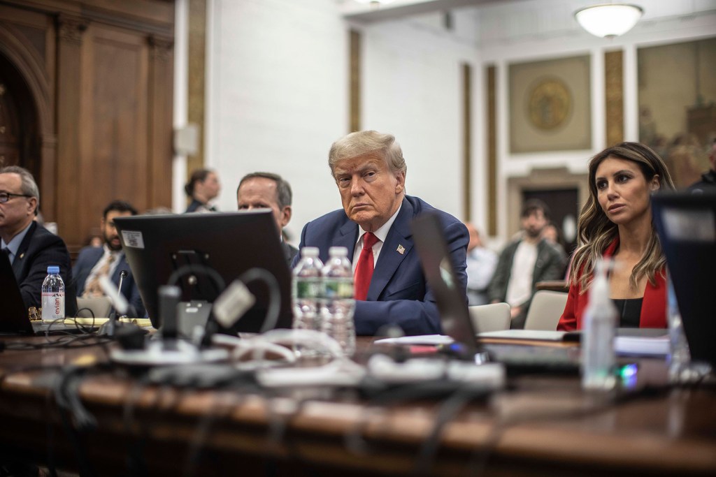 El expresidente Donald Trump se sienta en la sala del tribunal antes de la continuación de su juicio este martes. (Foto: Dave Sanders/Pool/AP)