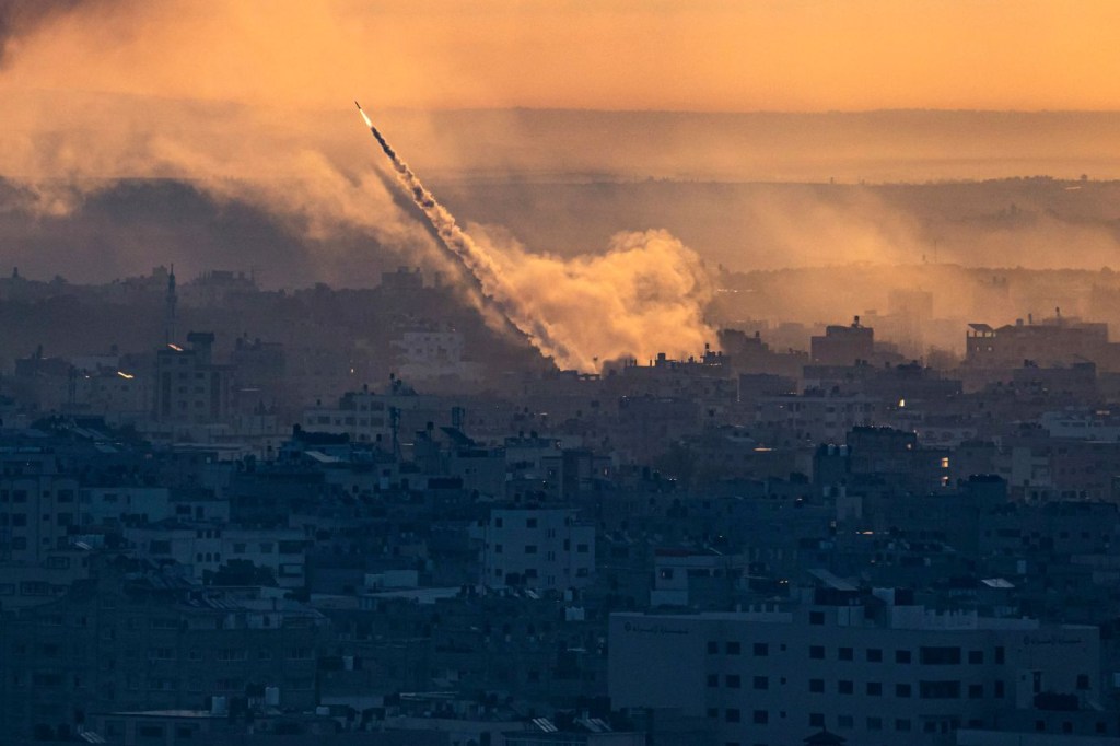 Cohetes se lanzan hacia Israel desde Gaza el sábado 7 de octubre de 2023. (Crédito: Fátima Shbair/AP)