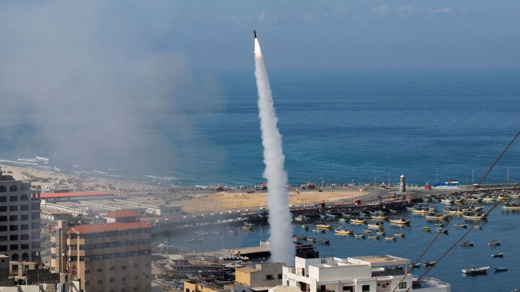 Este sábado se dispararon cohetes desde Gaza hacia Israel, en la ciudad de Gaza. (Mohamed Salem/Reuters)