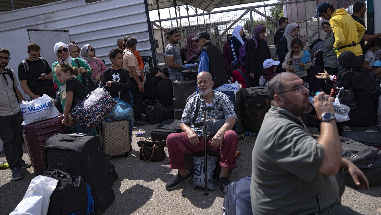 Los palestinos esperan para cruzar a Egipto en el cruce fronterizo de Rafah el lunes. (Fatima Shbair/AP)