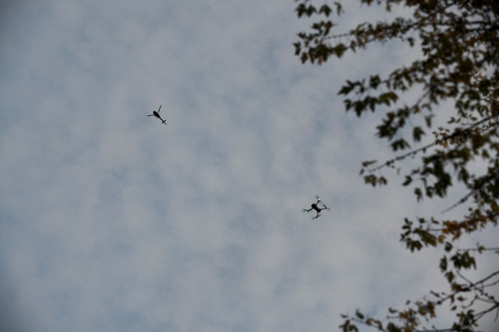 Un dron y un helicóptero vuelan mientras se lleva a cabo una persecución en Lisbon el jueves. (Crédito: Nicholas Pfosi/Reuters)