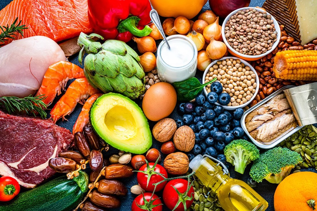 Niskokaloryczna dieta śródziemnomorska może obejmować białka, takie jak łosoś, pierś kurczaka i tuńczyk, a także owoce, warzywa, orzechy, nasiona, rośliny strączkowe i oliwę z oliwek.  (fkaphotodigital/iStockPhoto/Getty Images)