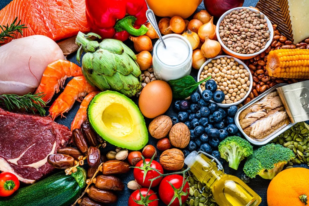 Una dieta mediterránea baja en calorías podría incluir proteínas como salmón, pechuga de pollo y atún, además de frutas, verduras, frutos secos, semillas, legumbres y aceite de oliva. (fcafotodigital/iStockphoto/Getty Images)