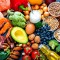 Una dieta mediterránea baja en calorías podría incluir proteínas como salmón, pechuga de pollo y atún, además de frutas, verduras, frutos secos, semillas, legumbres y aceite de oliva. (fcafotodigital/iStockphoto/Getty Images)