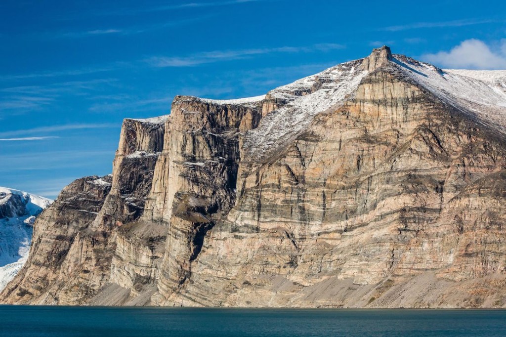 La isla de Baffin alberga montañas y escarpados acantilados.(Robertharding/Alamy Stock Photo)