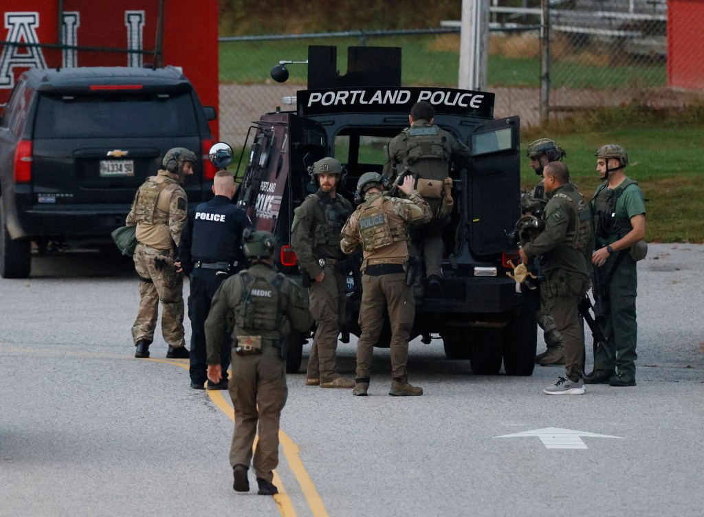 Agentes de la ley suben a un vehículo táctico en el instituto de Lisbon el jueves. (Crédito: Jessica Rinaldi/Boston Globe/Getty Images)