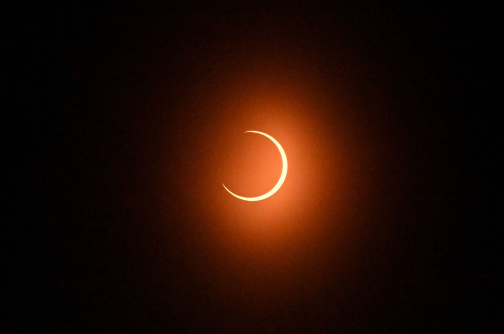 La luna cruza el sol durante el eclipse solar anular del 14 de octubre de 2023, visto desde el Observatorio Astronómico de la Universidad Nacional Autónoma de Honduras (UNAH) en Tegucigalpa. (Foto de ORLANDO SIERRA/AFP vía Getty Images)