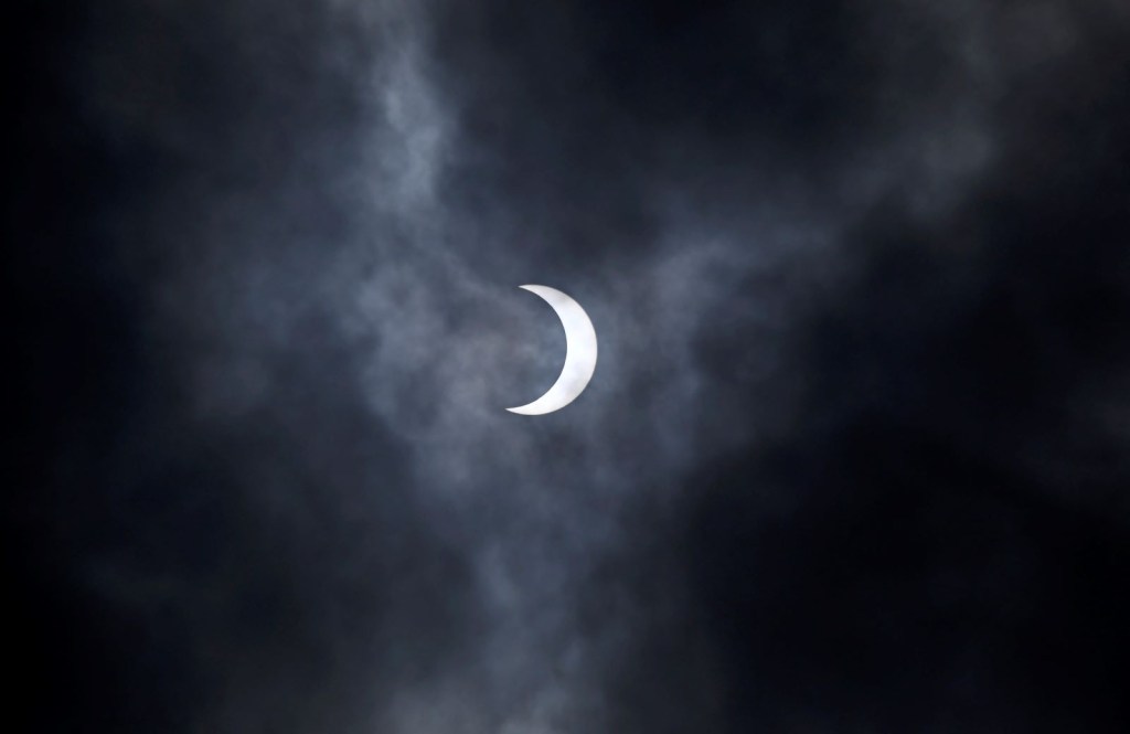 La luna cruza frente al sol durante el eclipse solar anular en la Ciudad de México el 14 de octubre de 2023. (Foto de ALFREDO ESTRELLA/AFP vía Getty Images)