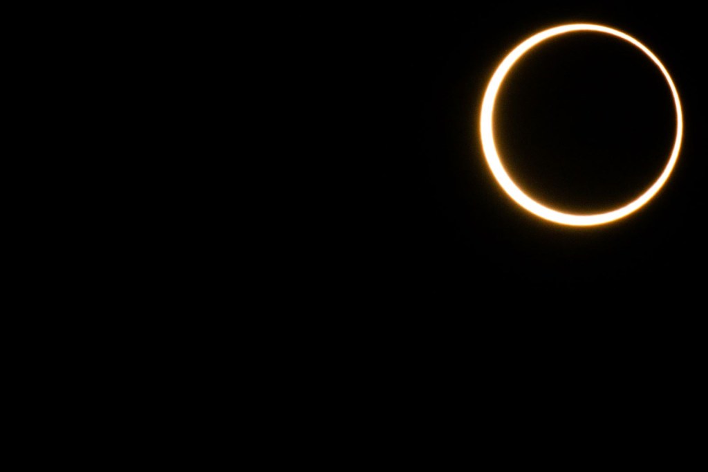 La luna desciende sobre el horizonte del sol durante un eclipse solar anular el 14 de octubre de 2023 en Kerrville, Texas. A diferencia de un eclipse solar total, la luna en un eclipse solar anular cubre parte de la luz del sol, creando el efecto de "anillo de fuego" alrededor de la luna. (Foto de Brandon Bell/Getty Images)