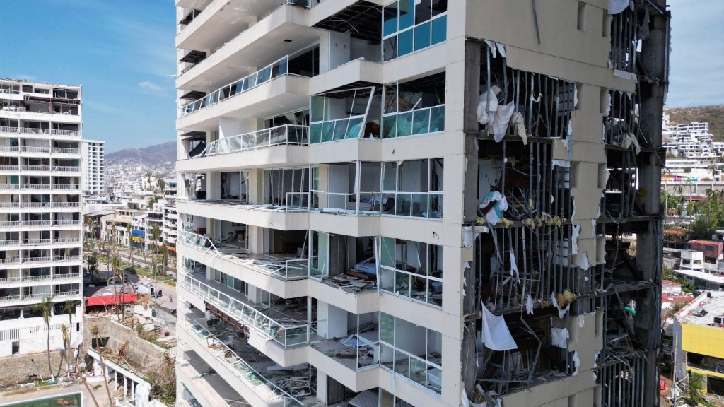 Vista de un edificio parcialmente destruido tras el paso del huracán Otis en Acapulco, Estado de Guerrero, México, el 26 de octubre de 2023. (RODRIGO OROPEZA/AFP via Getty Images)