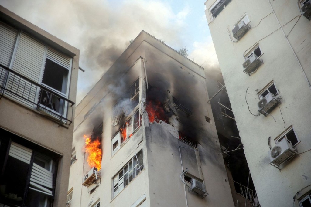 Un edificio en Tel Aviv en llamas tras los ataques con cohetes desde Gaza. (Crédito: Itai Ron/Reuters)