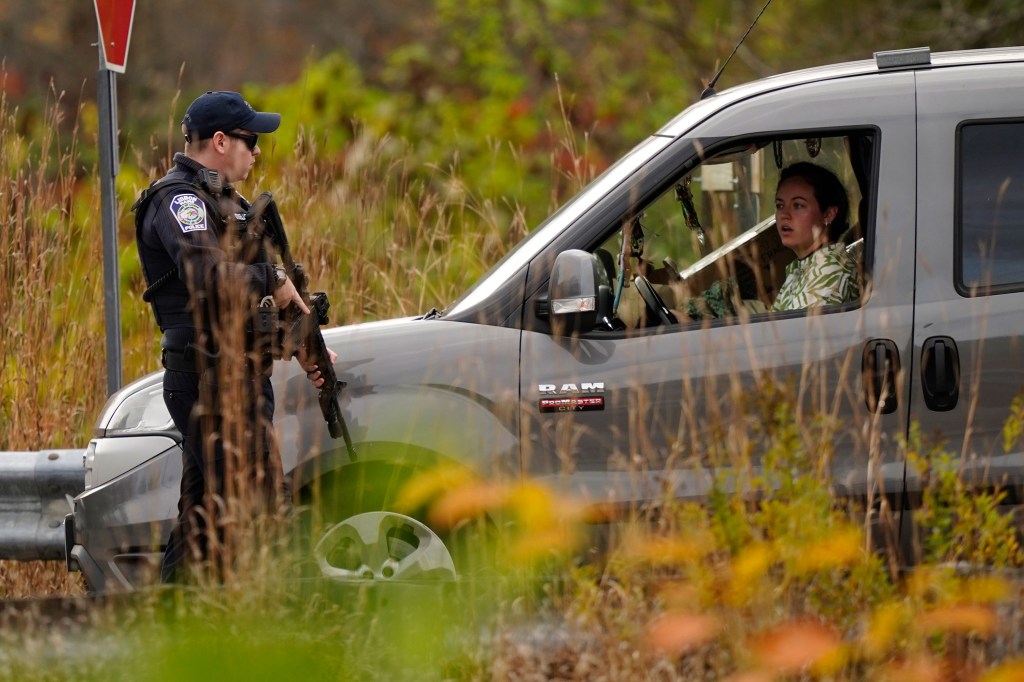 Un agente de policía habla con un conductor en un control de carretera en Lisbon, Maine, el jueves 26 de octubre. (Crédito: Robert F. Bukaty/AP)