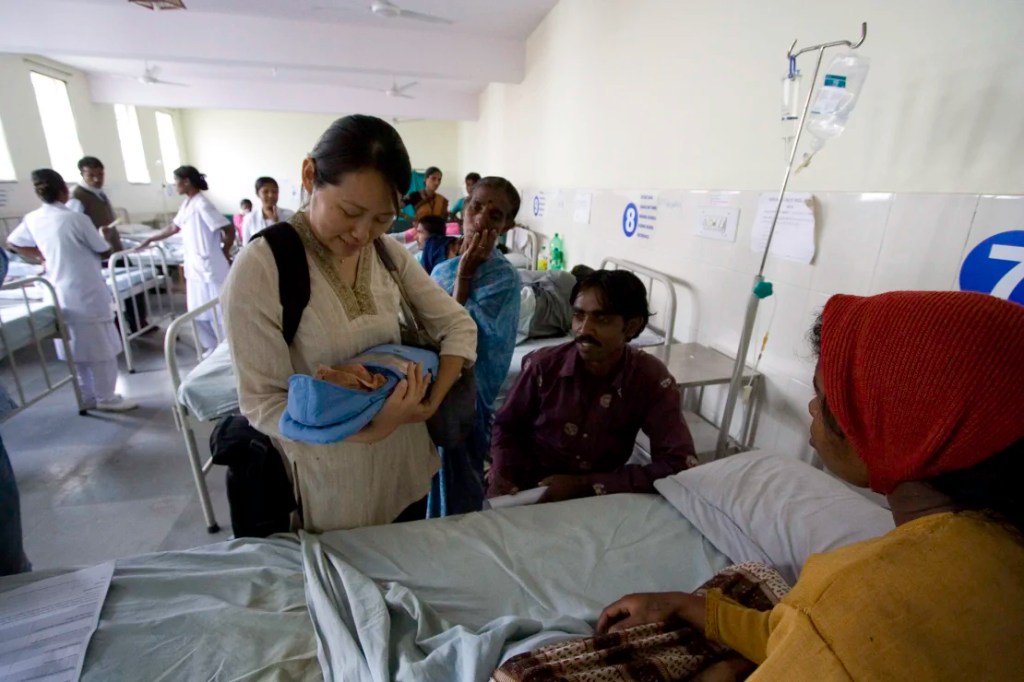 Jane Chen, fundadora de Embrace Global, en el hospital SVYM de Karnataka, India, en 2013. 