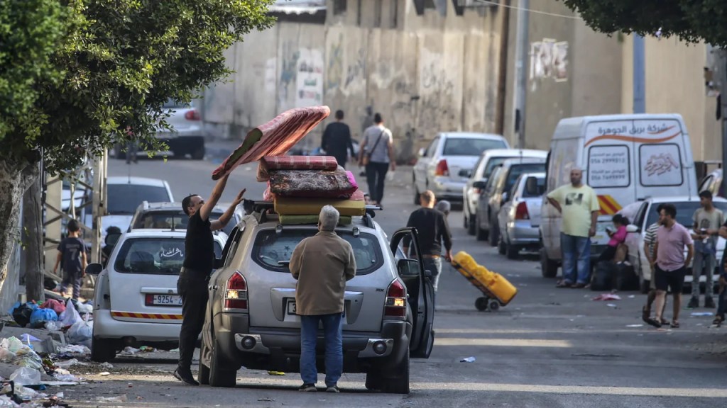 Los residentes de la ciudad de Gaza cargan un automóvil con sus pertenencias cuando comienzan a evacuar el 14 de octubre. (Mohammed Saber/EPA-EFE/Shutterstock)
