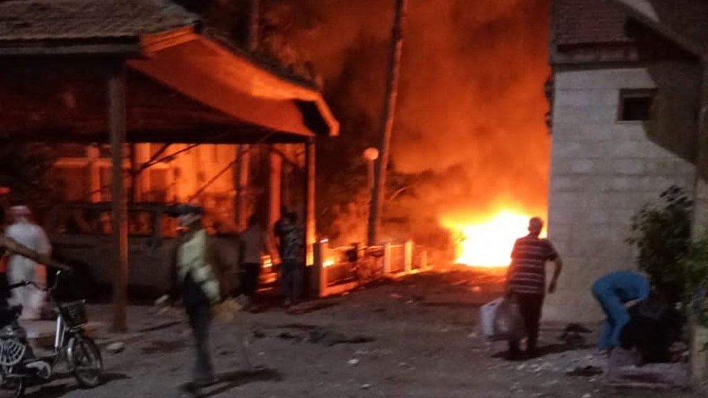 Un incendio arde en las inmediaciones del lugar donde se produjo la explosión en el hospital. @refugioesps/Twitter