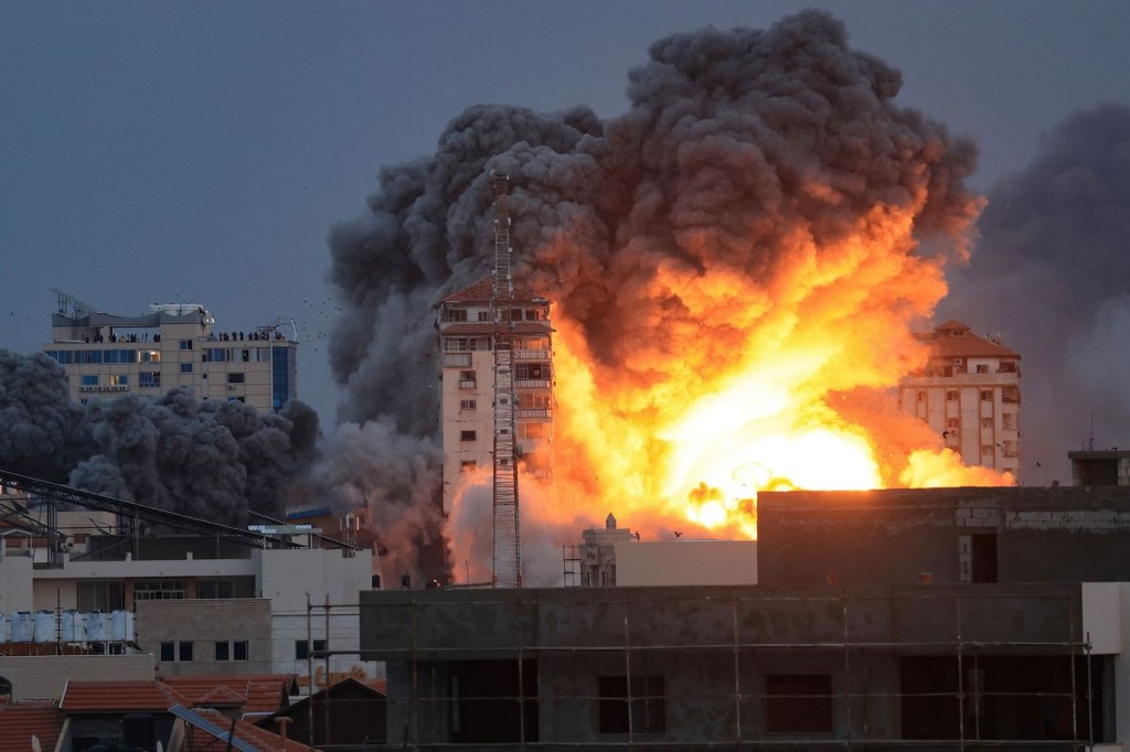 El humo se eleva sobre Gaza el sábado 7 de octubre de 2023 durante los ataques aéreos israelíes. (Crédito: Mahmud Hams/AFP/Getty Images)